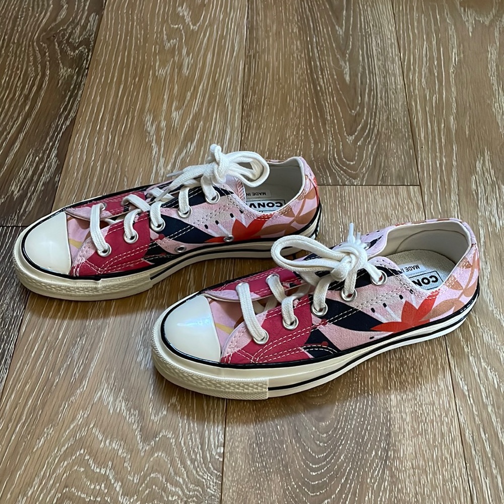 New!! Converse Chuck Taylor 70 vintage floral sneakers. Size 5.
